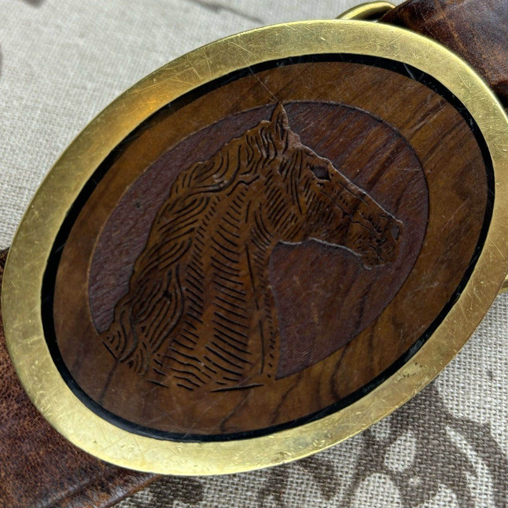 Leather belt in brown with wood etched horse head/brass buckle-33-38” waist - Picture 11 of 11
